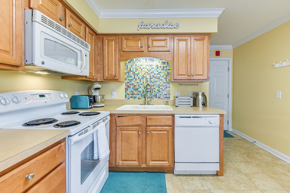 Steps to Beach: NMB Condo w/ Balcony & Pool Access
