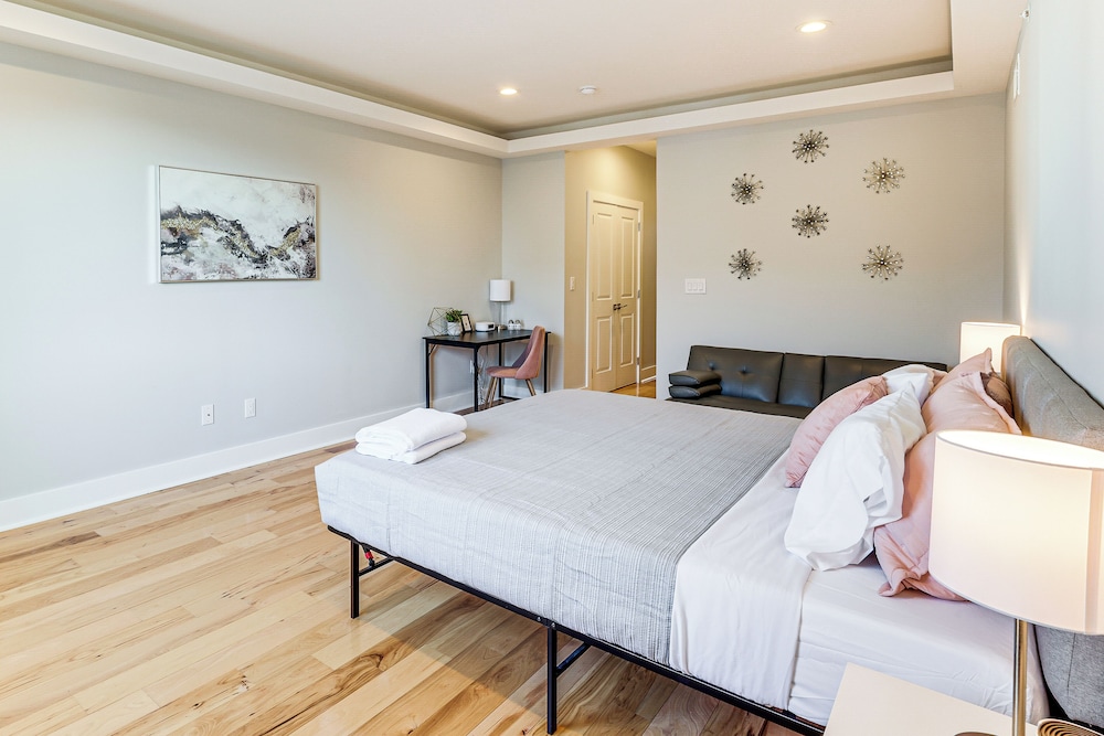 Modern Philly Oasis w/ Rooftop Deck & Game Lounge