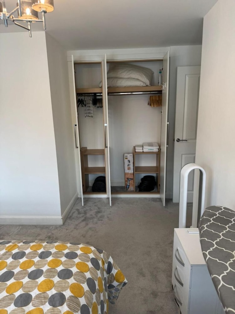 High END Spacious 4 Bed House - Free Parking