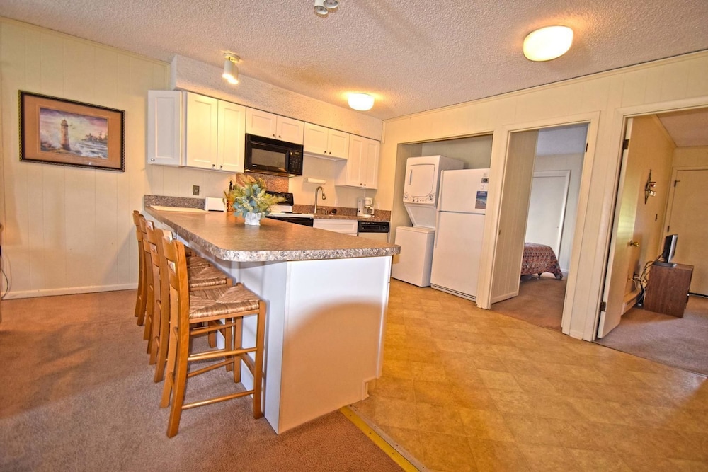 Severn I 208 3 Br condo by RedAwning