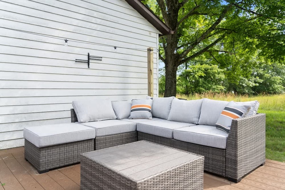 Charming Poconos Retreat w spa Fire pit Deck