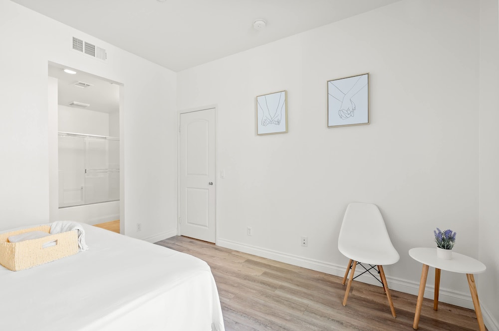 Private Entry Suite w Patio Bath Kitchenette
