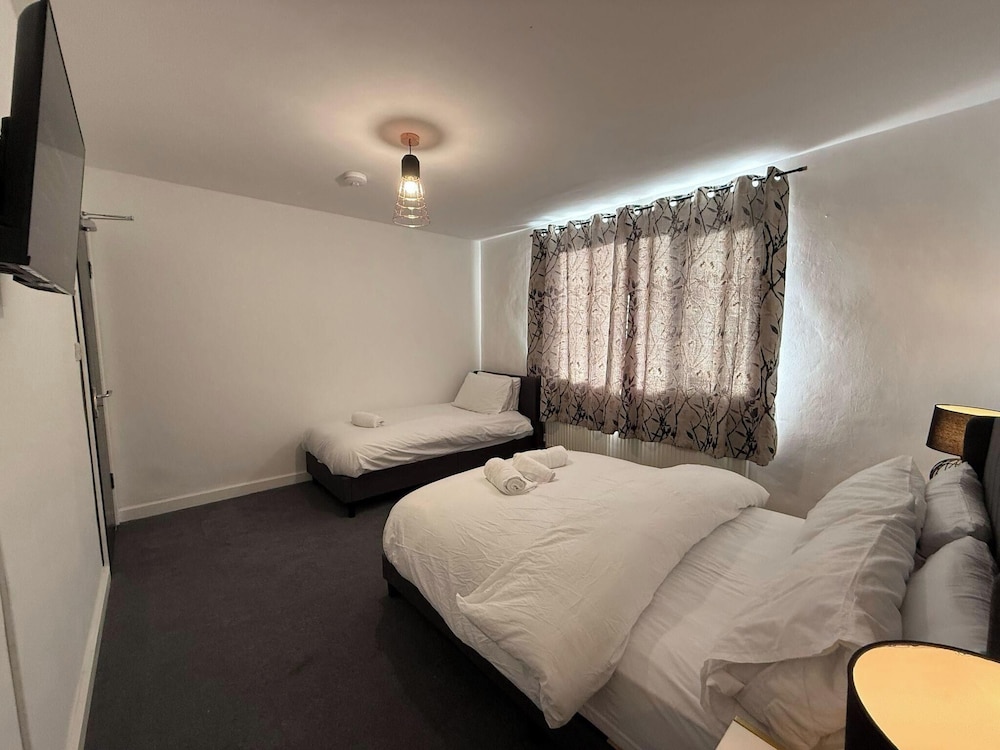 Large and Peaceful 4-bedroom House in Bridgend