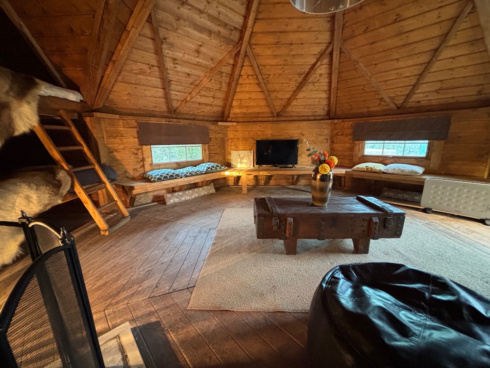 Hobbit Haven Hot Tub and Countryside Bliss