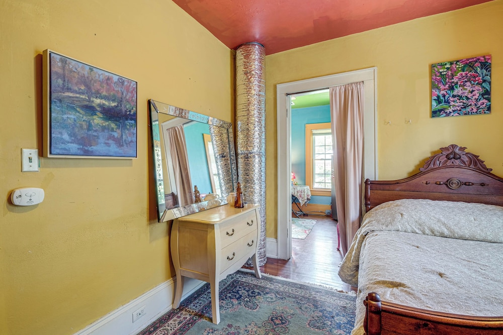 Half-mi to Dtwn: Cozy Roanoke Apt!