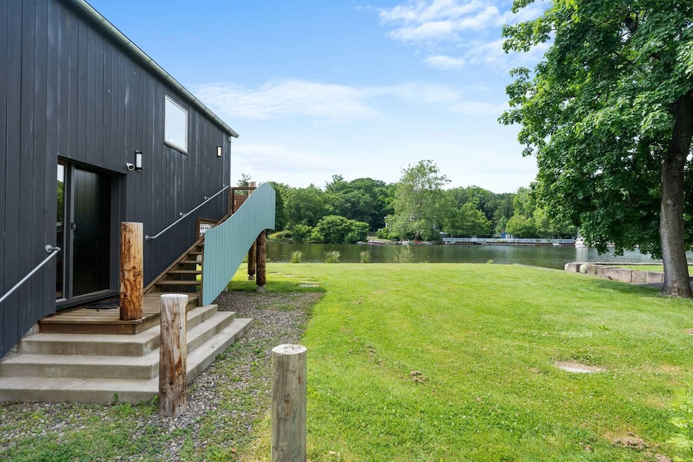 Mod Artist Home With River Views