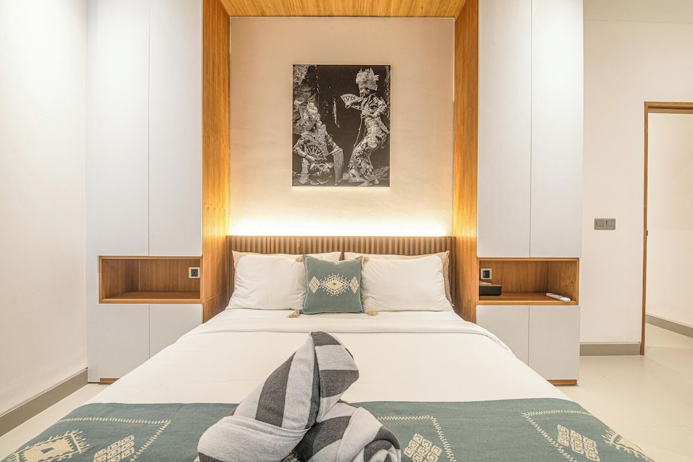 Luxury 5BR Retreat, 400m From Café Del Mar Shore