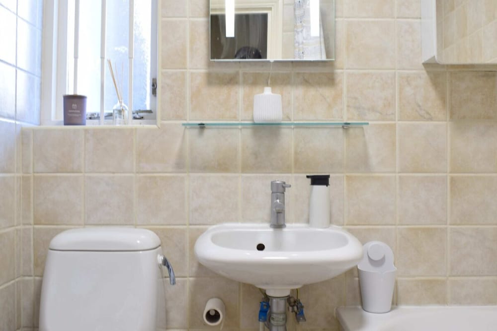 Charming 2 Bedroom Home 3 Near Arsenal Station