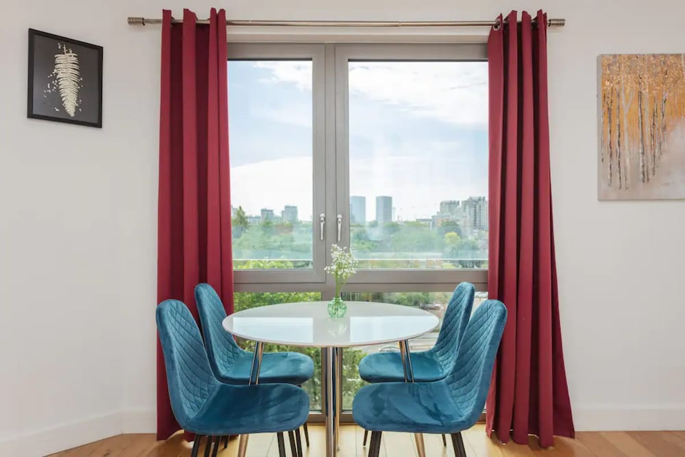 Contemporary 1 Bedroom Apartment in Canning Town With Balcony