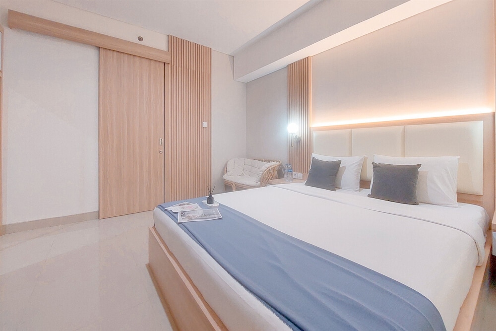 Modern Look 1Br Without Living Room At Bintaro Embarcadero Apartment