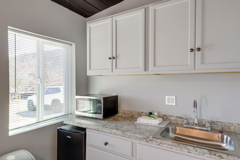 6 Mi to Frazier Mountain: Cozy Studio Retreat