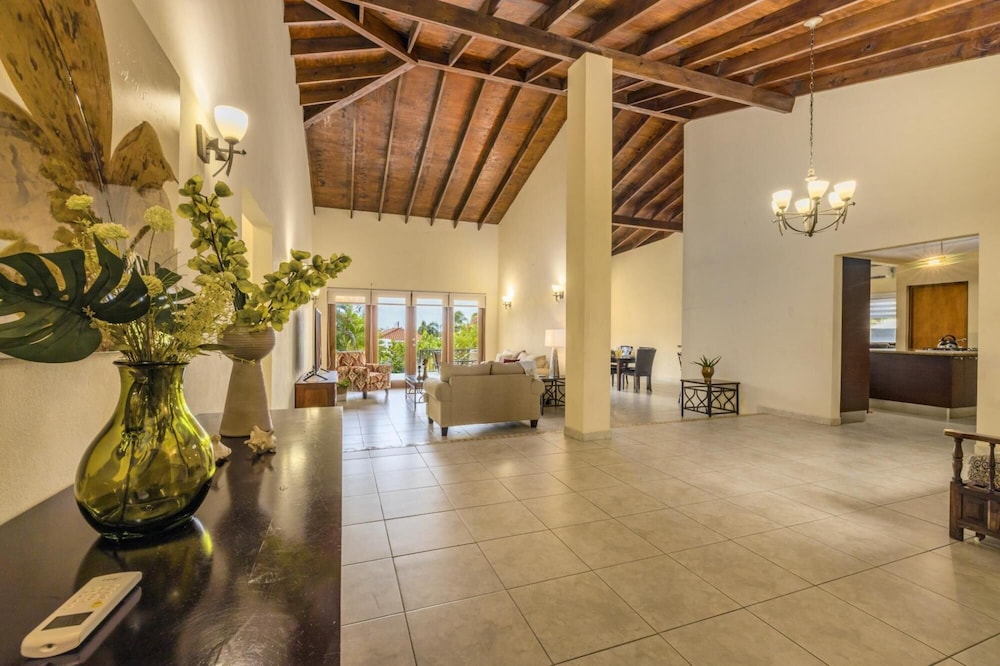 4BR Villa Short Walk to Beach in Amazing Location