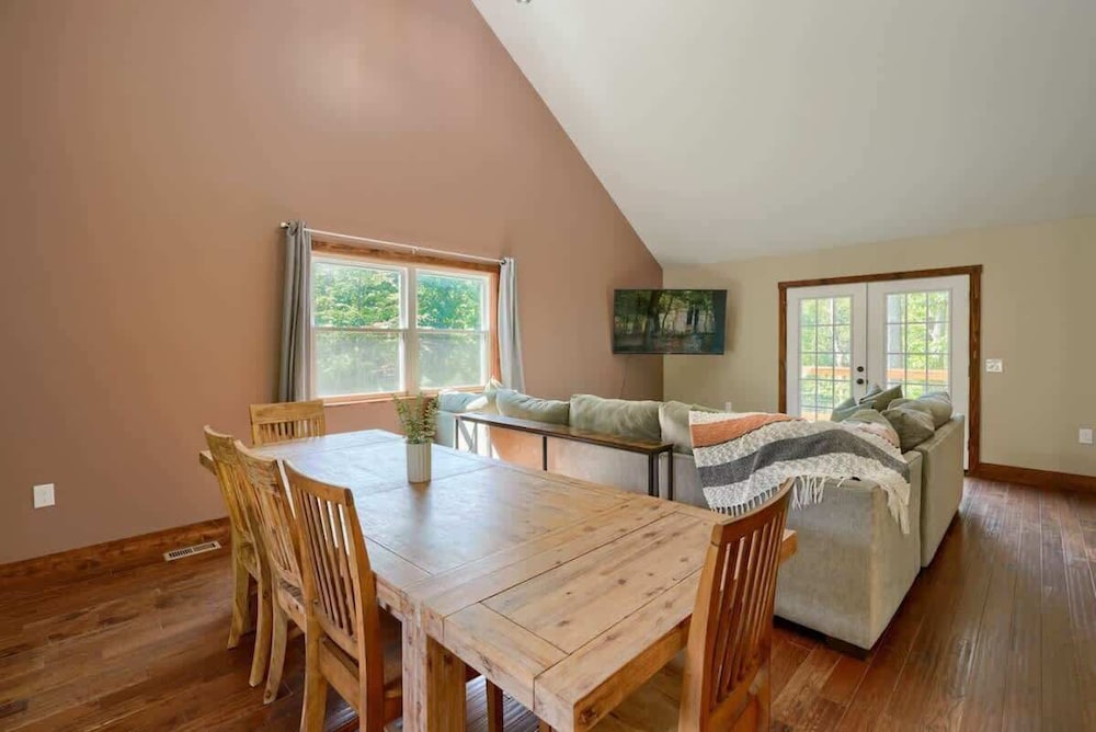 Tranquil Heights Cabin In Hocking Hills- HOT Tub!
