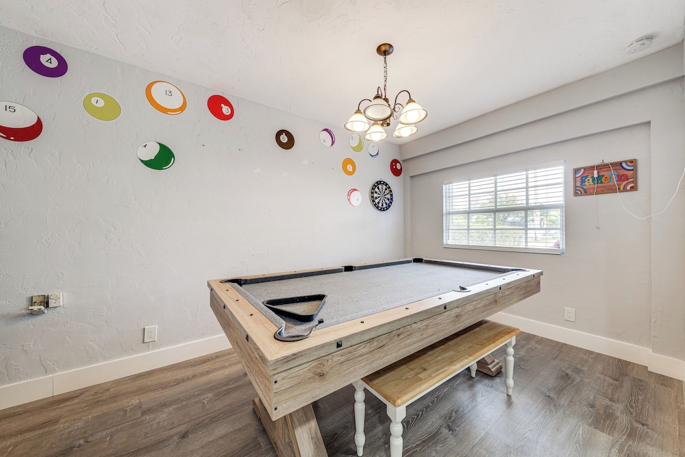 1 Mi to Beach: Sunny Lantana Cottage w/ Pool!