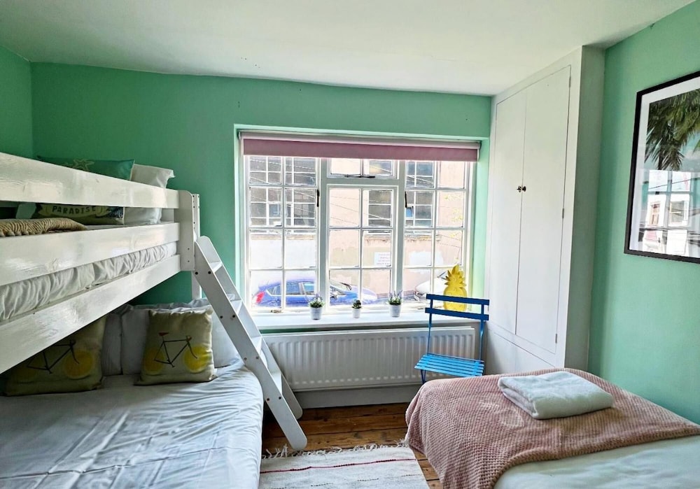 Sunny Cottage - Central Brighton Lanes - Sleeps 6 to 8 Guests view 4