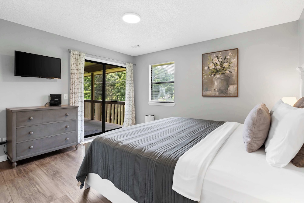 Quittin' Time Stay for 6 With Golf Course Views & Resort Amenities