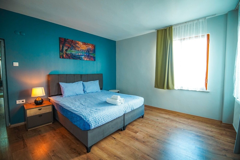 Yaghane Apartments