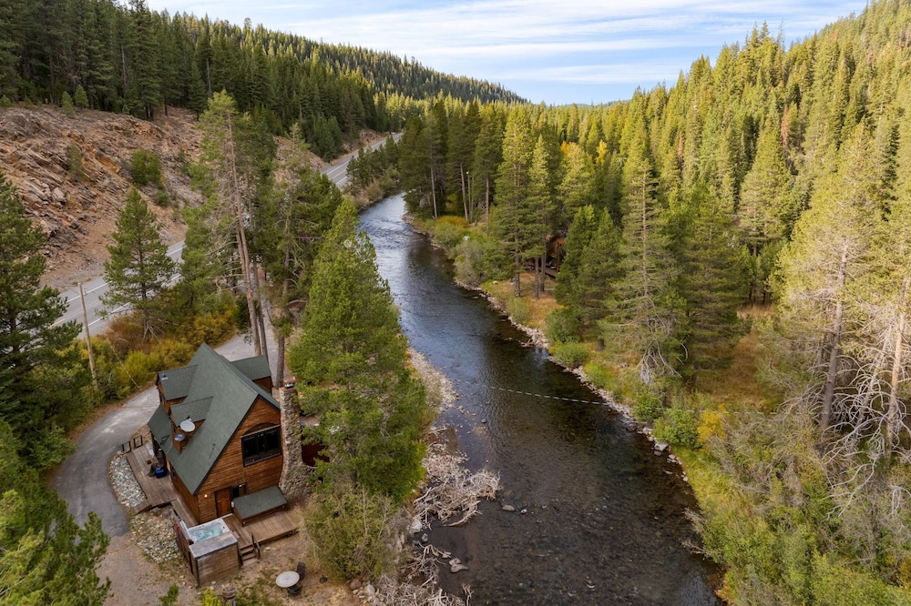 Riversong Lodge by Avantstay Sauna Hot Tub On The Truckee River
