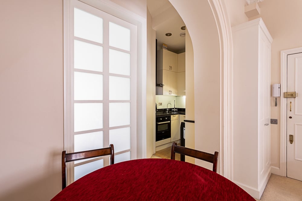 High Ceilings Cosy Flat in the Heart of Westbourne Grove