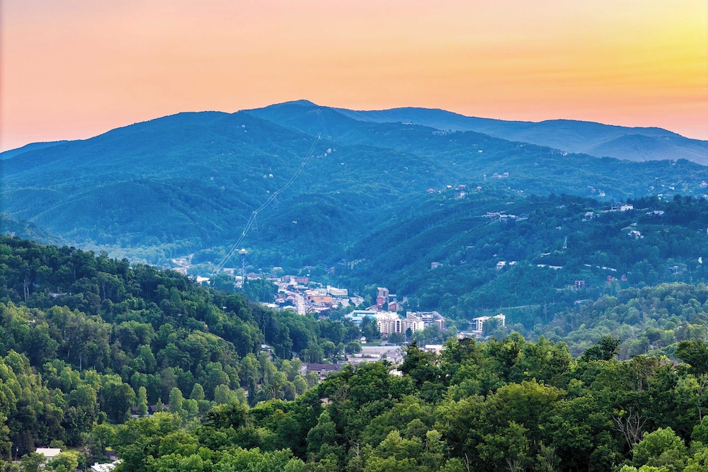 Triple Mountain View by Avantstay: Hot Tub, Game Room & Stunning Smoky Mountain Views
