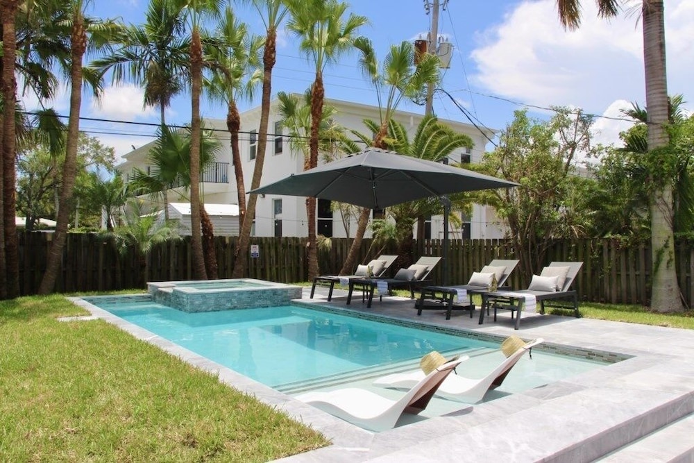 Fox Private Resort- Near Downtown & Beach 8 Bedroom Home