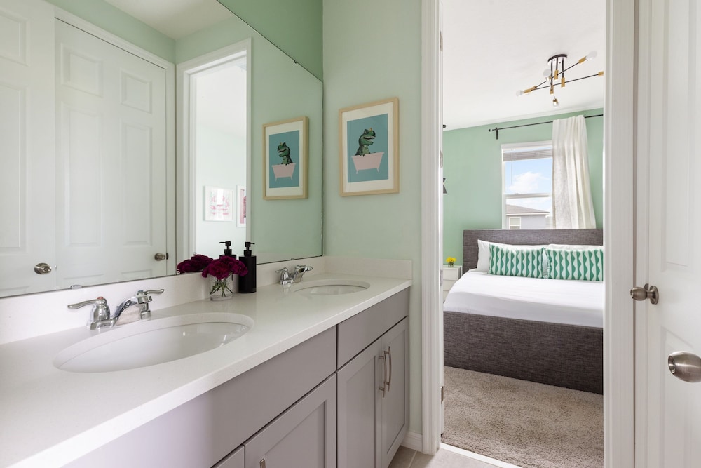 Coconut Breeze Resort Home Near Parks 25 Guests Located in Solara Resort