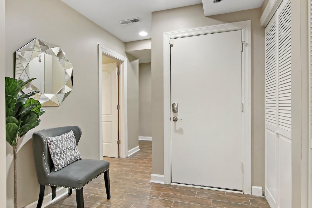 Upscale 4BR in Wicker Park - Damen 1R
