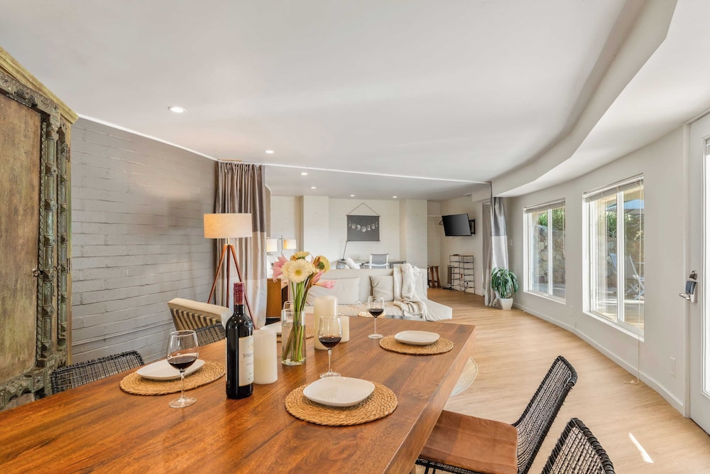 Sleeps 10, Luxe 2 Homes Malibu Hills Retreat Cielo Estate by Avantstay
