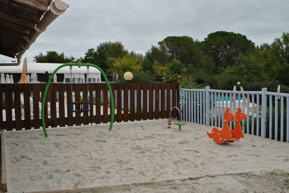 Camping Les Lacs de Courtes - Chalets view 2