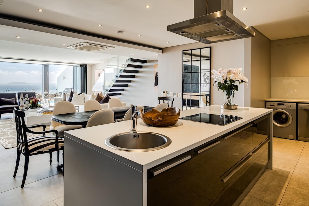 Top Urban Escape w Pool and Ocean View Villa Alexa