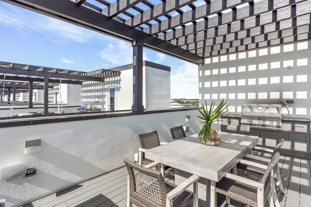 Crest One by Avantstay Rooftop Views, Pool Access, Golf Cart Included