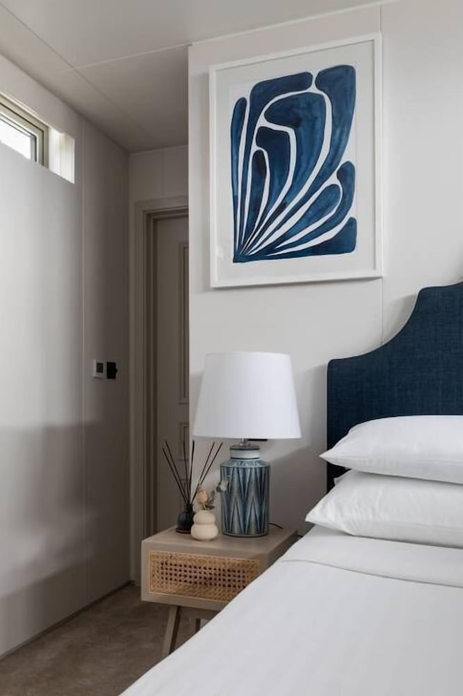 Cheyne Walk Houseboat by Onefinestay