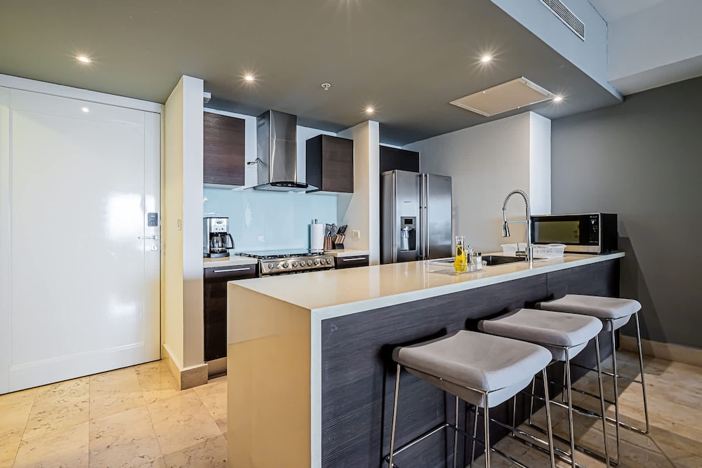 w Prestigious 1BR w Fantastic Balcony in YOO