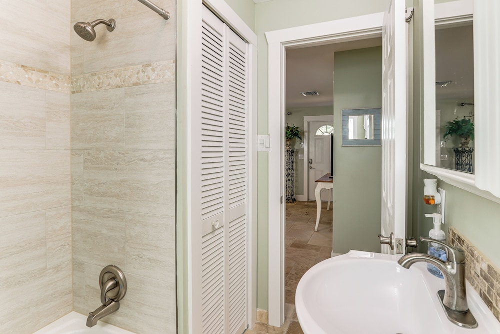 Walk to Parks, Eats & Bars: Stuart Home w/ Patio