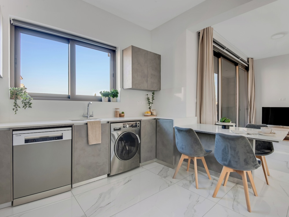 Sanders Palama - Nice 2-bdr. Apt. With Balcony