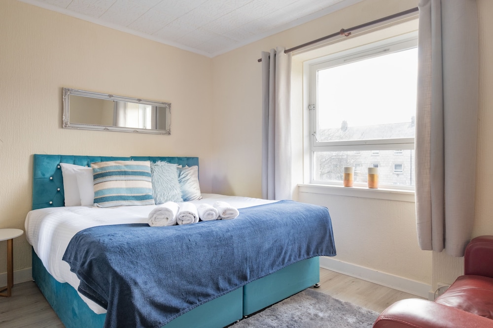 Novelty Suites - Powis Circle view 5