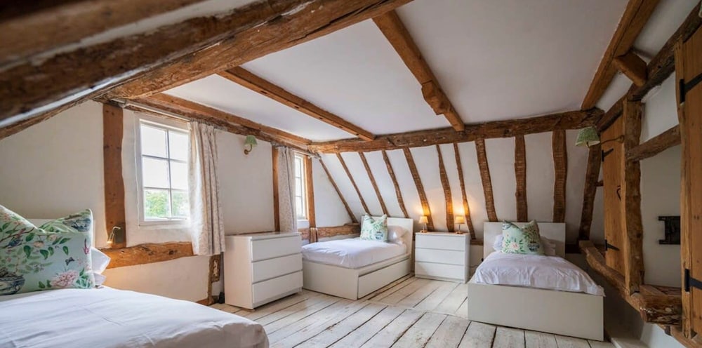 Bullocks Farm House in High Wycombe view 4