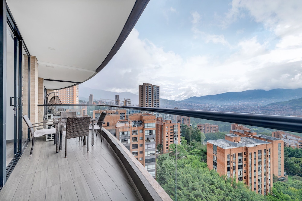 Apartamentos Class Suites by HOUSY HOST