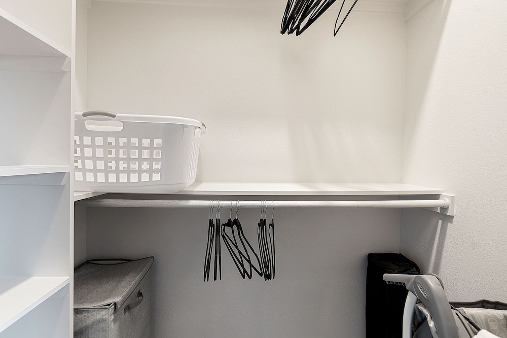 Sky-high Comfort 1BR Gym Pool Pet Friendly
