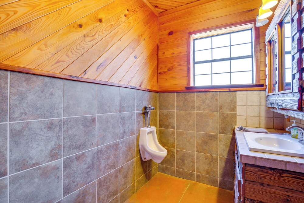 Group Getaway! Multi-level Lodge on Lake Tawakoni