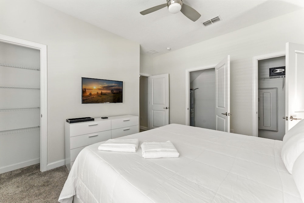 Comfort Stay With Pool Near Attractions