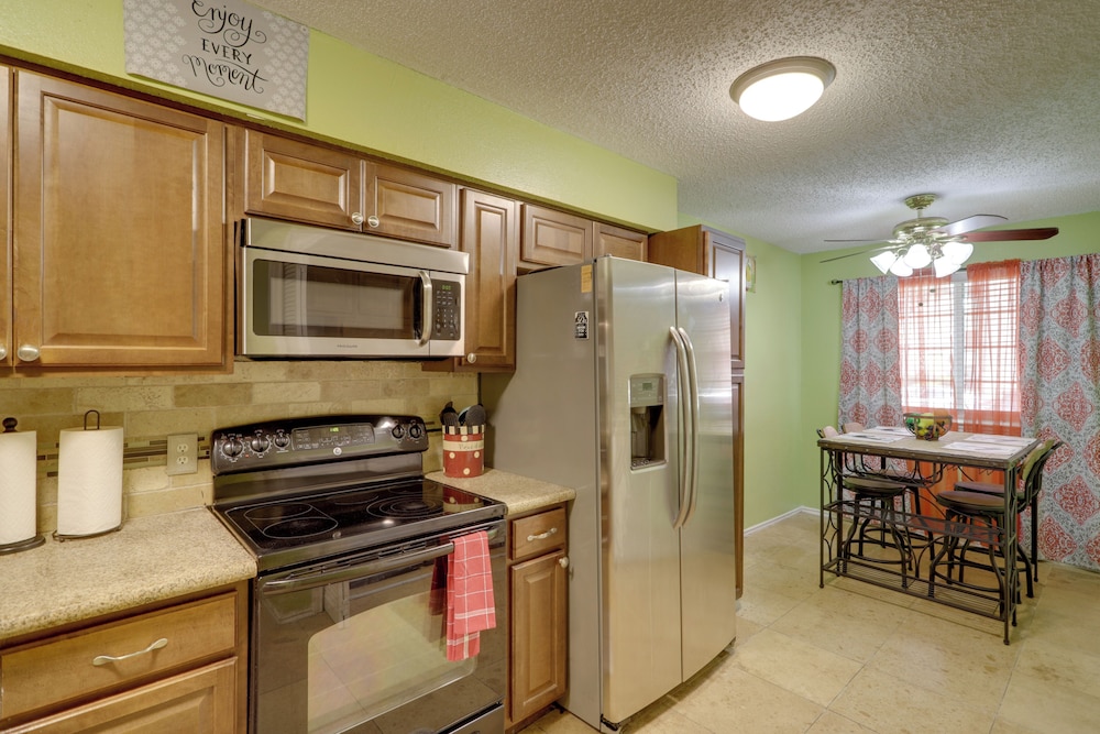 Houston Townhome 4 Mi to Airport: Central Location