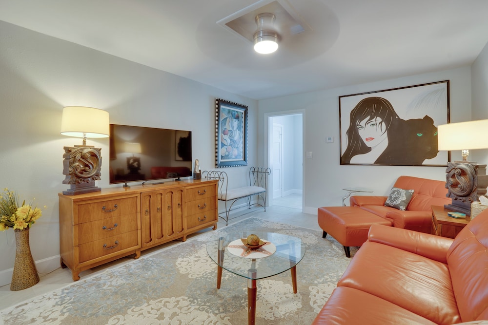 Walk to Redington Beach: Renovated Duplex w/ Patio