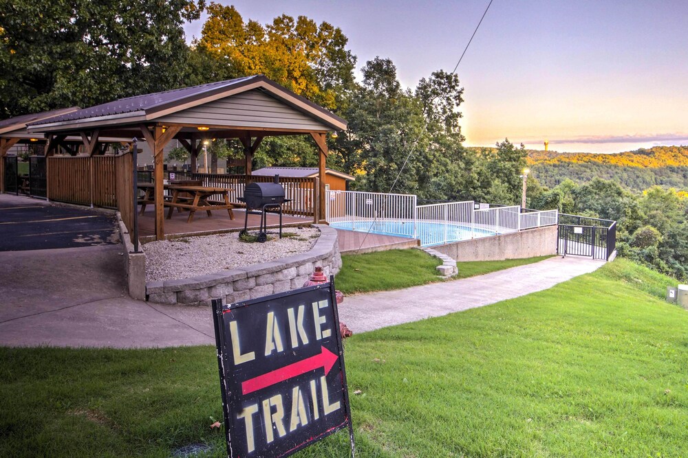 Branson West Condo Rental w/ Pool Access! view 4