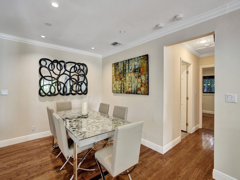 Vidal Manor 4BR Oasis w Pool Cabana- Wilton Dr