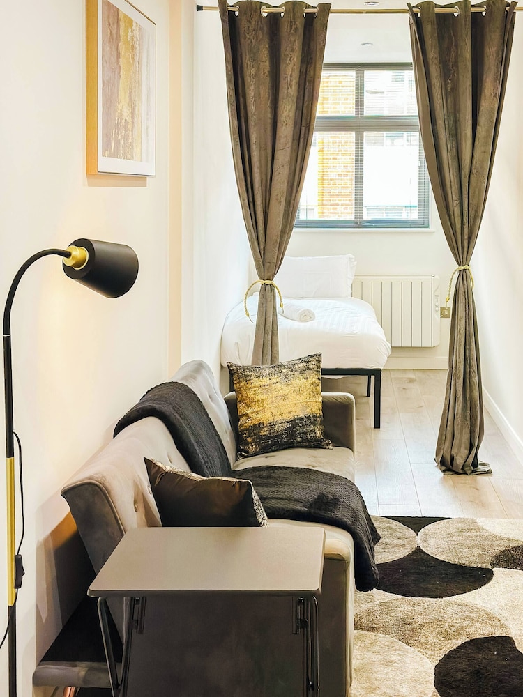 Spacious City Centre Apartment for Up to 5