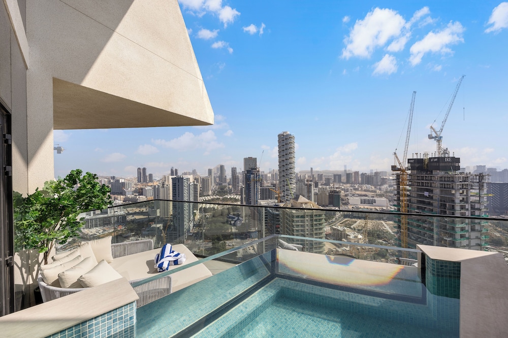 Chic 1BR Retreat with Pool & Balcony JVC