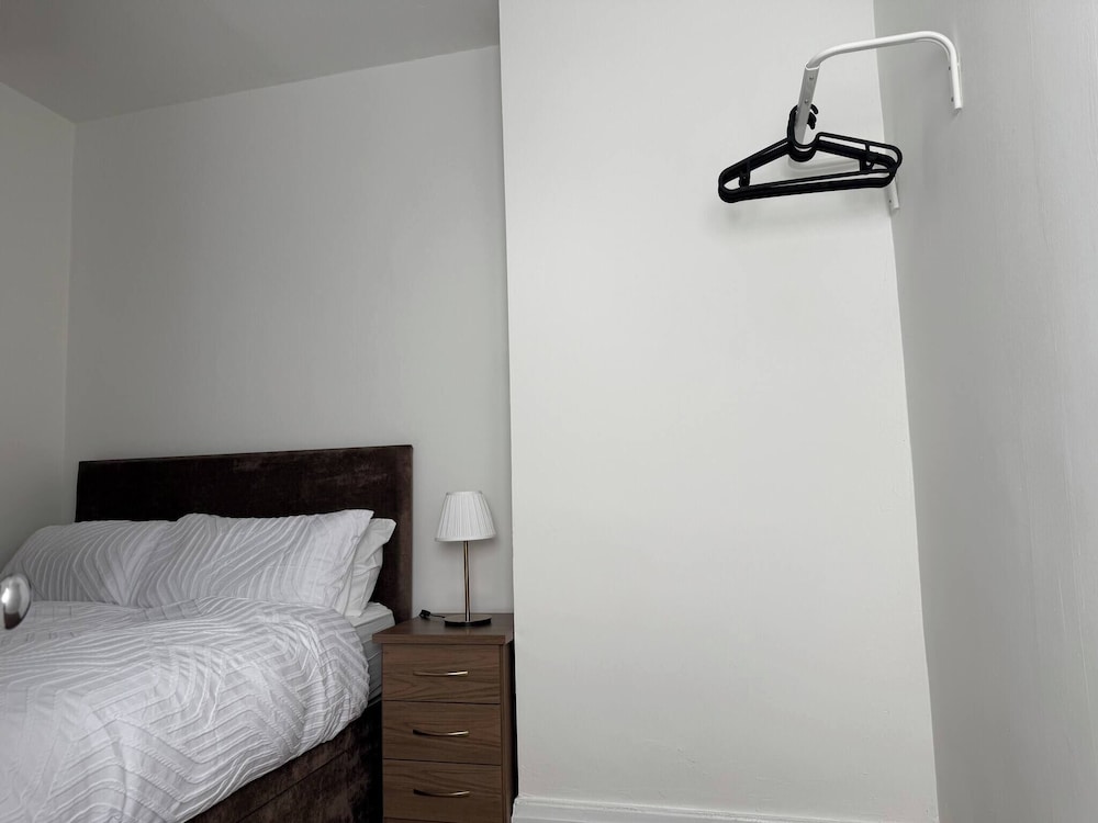 Urban Calm Spacious 3-bed Home With Free Parking
