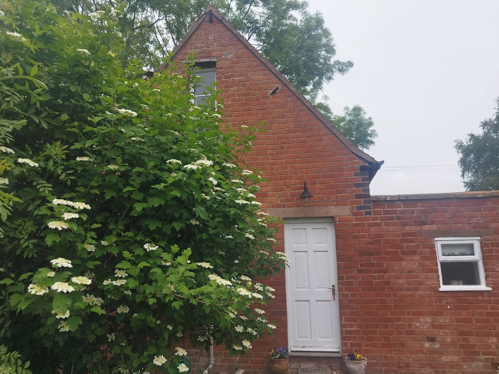 Old School House-2 Bedroom-sleeps 6-large Garden