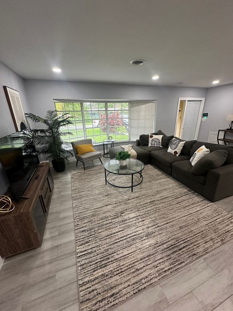 Relaxing 4BR 2BA Home With Wifi and Private Pool in Fabulous Fort Lauderdale